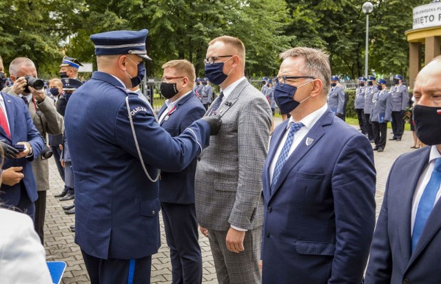 Kamil Dziewierz, wójt gminy Jedlińsk (w szarym garniturze) odebrał medal z rąk inspektora Michała Ledziona, komendanta wojewódzkiego.