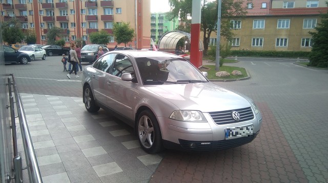 „A miejsce było dookoła” - napisał w mailu do redakcji Czytelnik i przysłał zdjęcia autodrania przy sklepie Horex w Krośnie Odrzańskim.