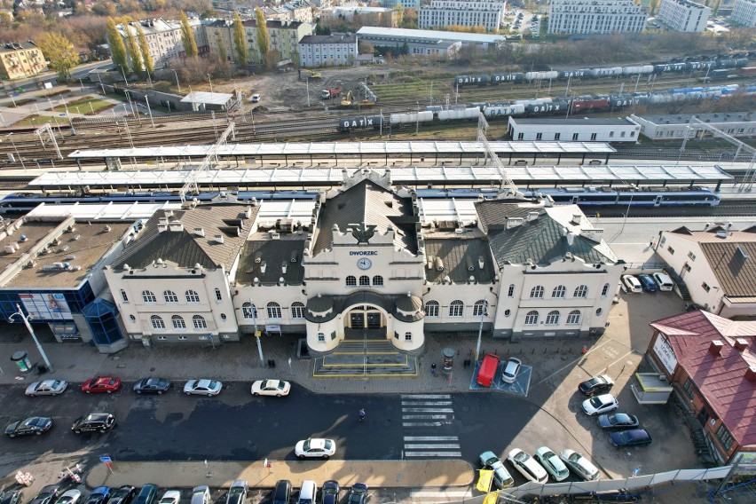 Lublin. Budowa dworca metropolitalnego weszła w kolejną fazę. Montowane są słupy podtrzymujące główną konstrukcję. Zobacz zdjęcia z drona