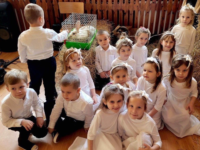 Jasełka w przedszkolu numer 2 w Działoszycach. >>>Zobacz...