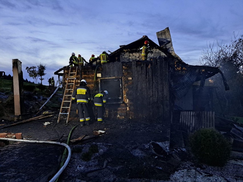 Rodzina z Popowic w pożarze straciła dach nad głową. Z pomocą ruszyli sąsiedzi i gmina. Jest też internetowa zbiórka na odbudowę domu