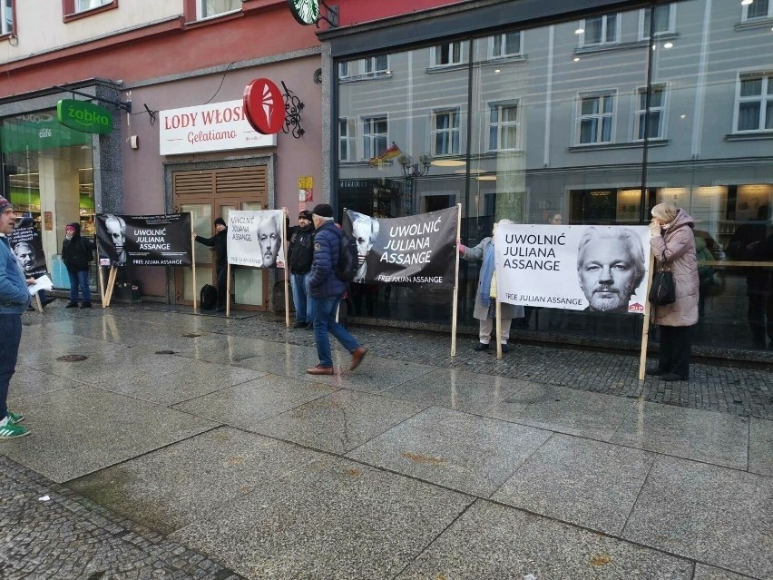 Wrocławianie protestują pod ambasadą Wielkiej Brytanii....