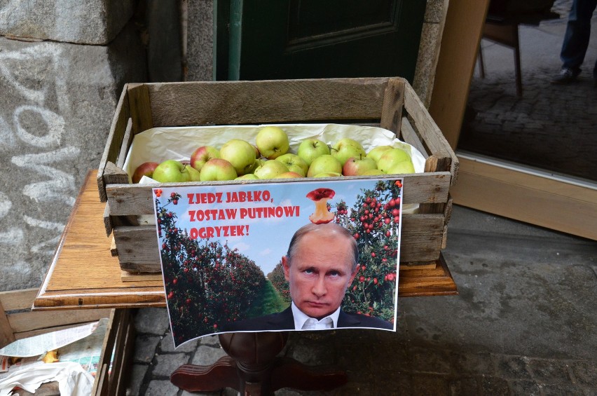 Wrocław: Zjedz jabłko i zostaw Putinowi ogryzek - rozdają owoce przy pl. Solnym (ZDJĘCIA)