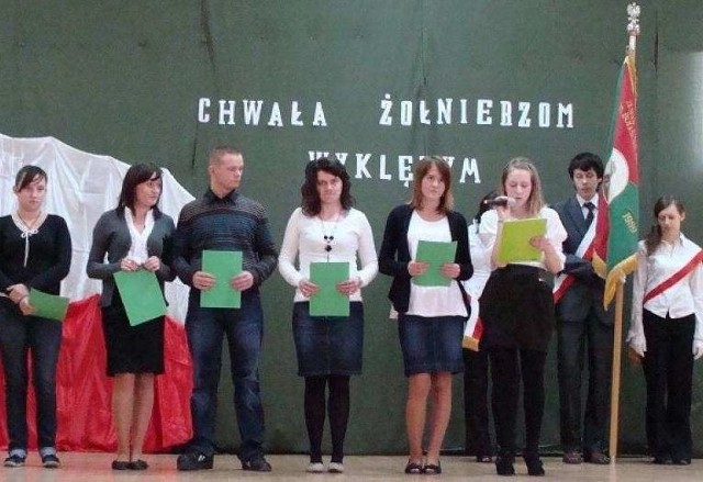 Uroczystą akademią młodzież szkoły w Chrobrzu uczciła Narodowy Dzień Pamięci Żołnierzy Wyklętych.