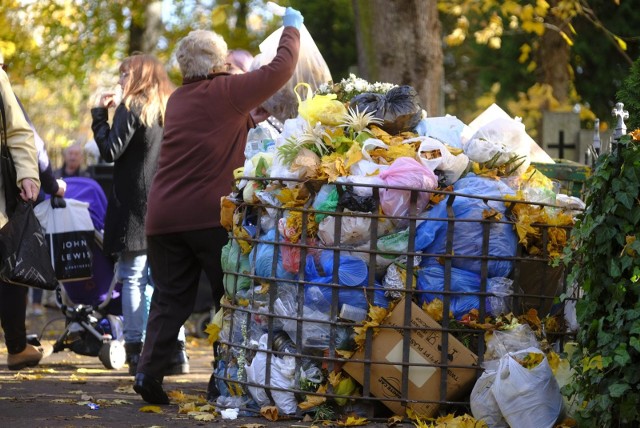 Do kontenerów na toruńskich cmentarzach trafiają na ogół odpady mieszane.