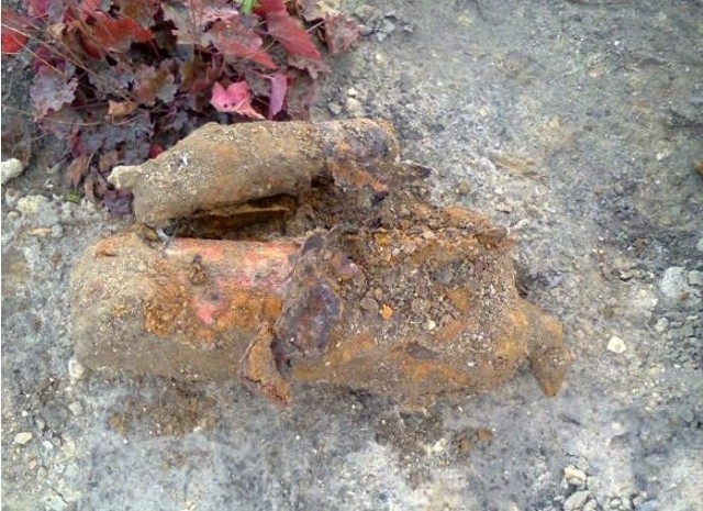 Dziwny podłużny przedmiot przypominający niewypał, znaleziony przez drogowców podczas prac remontowych na ul. Inwalidów Wojennych w Środzie Wielkopolskiej, okazał się być gaśnicą.
