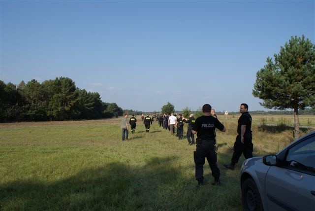 Mężczyzna był martwy. Zwłoki znaleziono kilkaset metrów od samochodu (zdjęcia) 