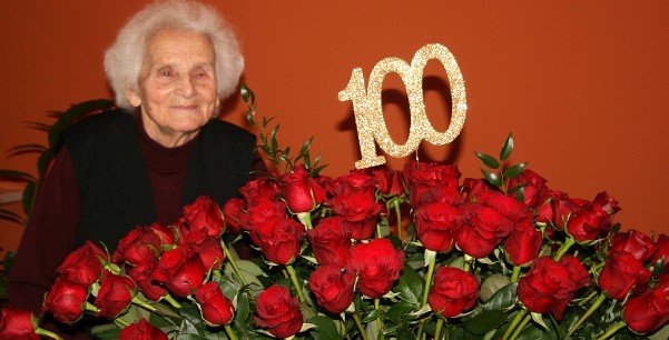 100 czerwonych róż na 100. urodziny - dla pani Franciszki Krzak.