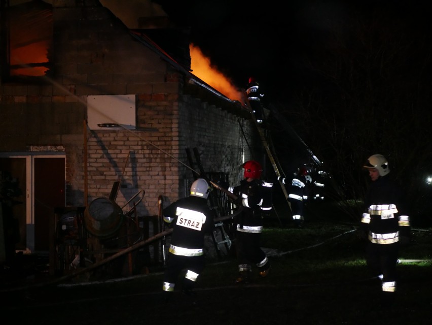 Pożar strawił stolarnię we wsi Rakowo [zdjęcia]