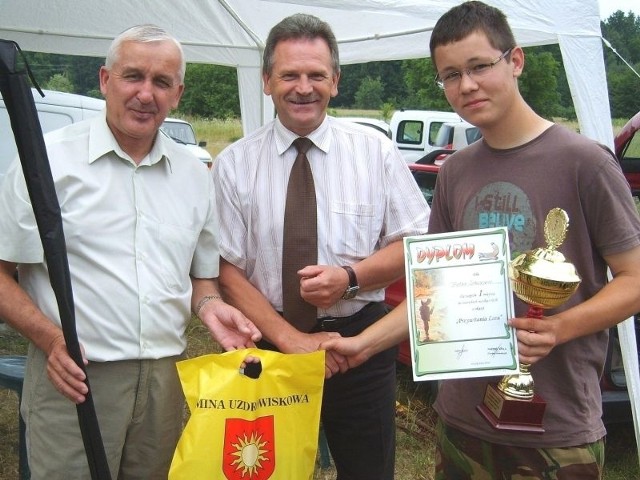 Buszczanin Piotr Syrkiewicz nagrody za wygraną odebrał z rąk starosty Jerzego Kolarza (z środku) i burmistrza Waldemara Sikory.