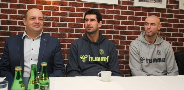 Od lewej prezes Effectora Kielce Jacek Sęk, atakujący Grzegorz Szymański i przyjmujący z Ukrainy Igor Vitiuk.