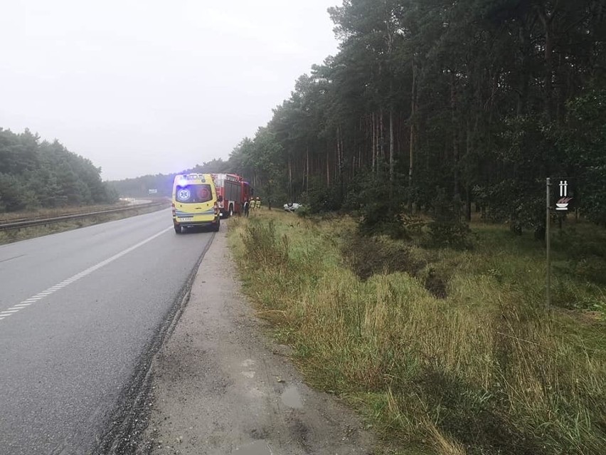 Wypadek na ul. Armii Krajowej w Bydgoszczy. Samochód dachował i wpadł do rowu [zdjęcia]