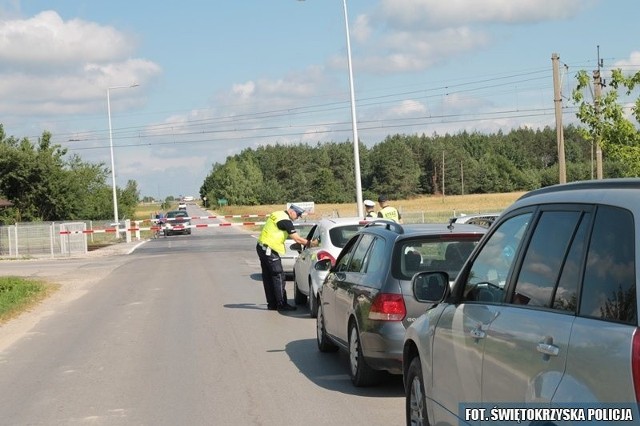 W piątek włoszczowscy policjanci prowadzili działania przy przejeździe kolejowym w Woli Wiśniowej.