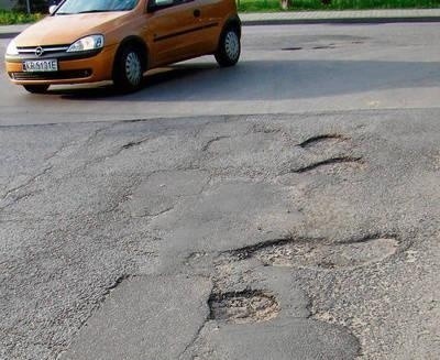 Takie dziury są na na ul. Wyspiańskiego w Skawinie FOT. EWA TYRPA