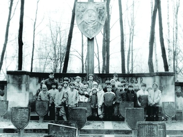 5 grudnia 1987 r. Uczniowie klasy VI b Szkoły Podstawowej  nr 22 z Bydgoszczy na Powązkach pod pomnikiem ku czci powstańców styczniowych