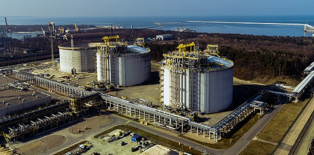 Na terenie świnoujskiego gazoportu powstaje nowe nabrzeże wraz z estakadą prowadzącą do trzeciego zbiornika magazynowego LNG