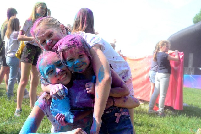 To było prawdziwe święto radości! W sobotę nad zalewem na Borkach był Holi Festiwal, czyli święto kolorów. Uczestnicy obrzucali się kolorowymi proszkami w rytm tanecznej muzyki, wspólnie ćwiczyli zumbę, było także darmowe przytulanie. Jeśli brałeś udział w tym kolorowym wydarzeniu - znajdź się na zdjęciach! 