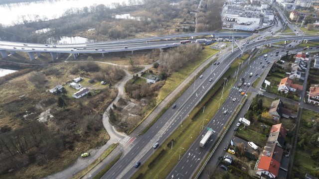 Zgodnie z planem, 78-metrowy wieżowiec w towarzystwie dwóch budynków 17-metrowych miałby stanąć między Szosą Lubicką i drogą prowadzącą na most