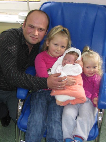 5-letnia Julia i 3-letnia Kornelia, ich mała siostra i szczęśliwy tata Zdzisław
