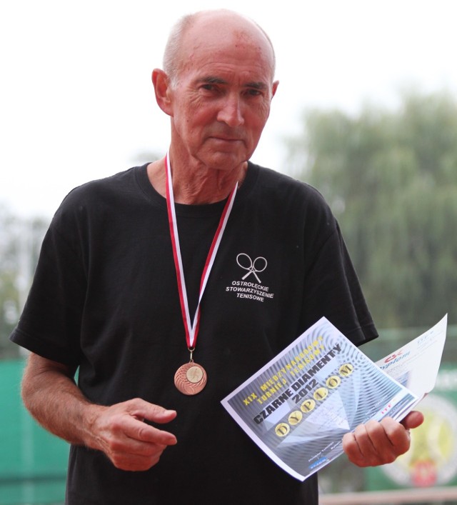 Prezes OST Jędrzej Nowak notuje kolejne sukcesy w gronie weteranów i wciąż jest jednym z najlepszych ostrołęckich tenisistów.