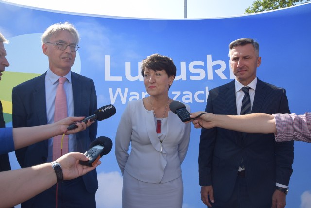 Od lewej: Christopher Todd, marszałek Elżbieta Anna Polak i senator Waldemar Sługocki.