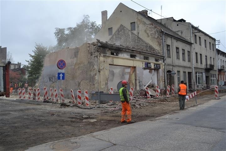 Częstochowa: Remont Warszawskiej. Trwa wyburzanie kamienicy przy ulicy Garibaldiego [ZDJĘCIA]