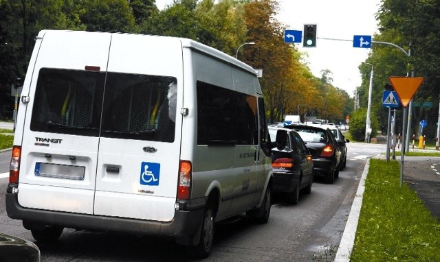 W wakacje nie było problemu z przejechaniem przez skrzyżowanie ulic 11 Listopada i Zwierzynieckiej. Teraz kierowcy długo czekają na przejazd.