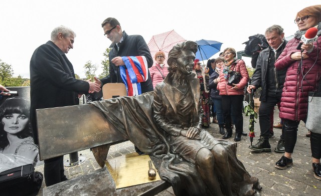 W sobotę w Bydgoszczy nastąpiło odsłonięcie ławeczki Ireny Jarockiej. Ławeczka poświęcona pamięci Ireny Jarockiej stanęła na Nabrzeżu Narutowicza przy Operze Nova. Obok rzeźby piosenkarki leży zeszyt z nutami piosenki „Wymyśliłam cię” oraz mikrofon. Piosenkarka, znana również z przeboju "Kawiarenki" zmarła w 2012 roku.