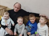 Pan Tomek z Bydgoszczy po śmierci żony został z czworgiem dzieci, najmłodsze miało miesiąc