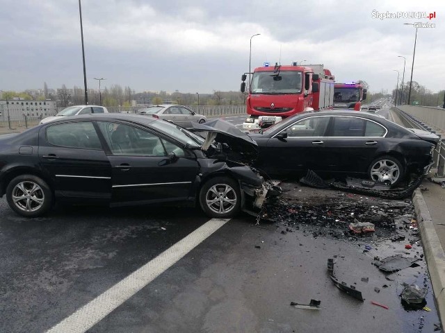 Na jednej z gliwickich dróg doszło do zderzenia BMW i auta marki Peugeot. Pomimo groźnie wyglądającym efektom kraksy, żadnemu z kierowców nie stałą się poważniejsza krzywda.