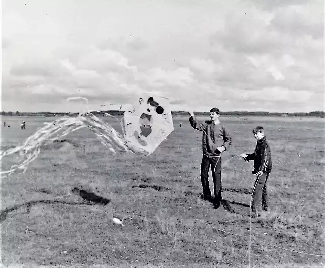 Na polu wzlotów płaskich latawców na słupskim lotnisku w 1972 roku