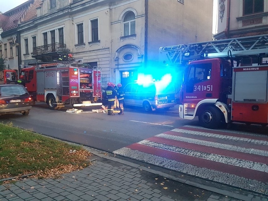 Nowy Sącz. Pożar w mieszkaniu przy ul. Jagiellońskiej.Na miejscu cztery karetki  [ZDJĘCIA]