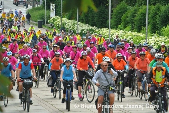 Rowerzyści w niespełna tydzień przejechali ponad 500 kilometrów, dziennie pokonując ok. 70 kilometrowe odcinki w różnych warunkach atmosferycznych. Każdy przyjechał na Jasną Górę ze swoimi intencjami, ale dla wszystkich najważniejsza była prośba o pokój na świecie.Zobacz kolejne zdjęcia. Przesuwaj zdjęcia w prawo - naciśnij strzałkę lub przycisk NASTĘPNE