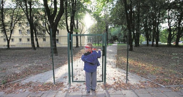 W Nowej Hucie mieszkańcy zaniepokoili się ogrodzeniem przebudowywanego dawnego hotelu ,,Dom Młodego  Robotnika”