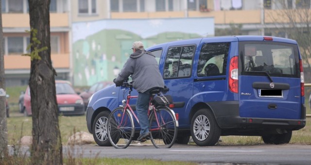 Wczoraj granatowy fiat doblo z fotoradarem stanął na rogu ul. Przy Skarpie i Konstytucji 3 Maja