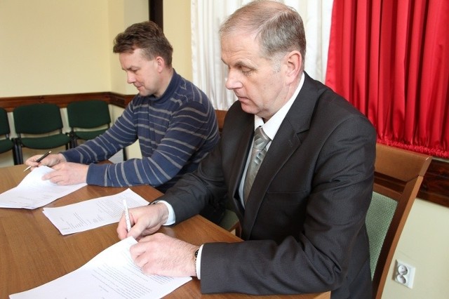 Burmistrz Ulanowa Stanisław Garbacz i Krzysztof Markowicz podpisują umowę na przebudowę Domu Ludowego w Gliniance.