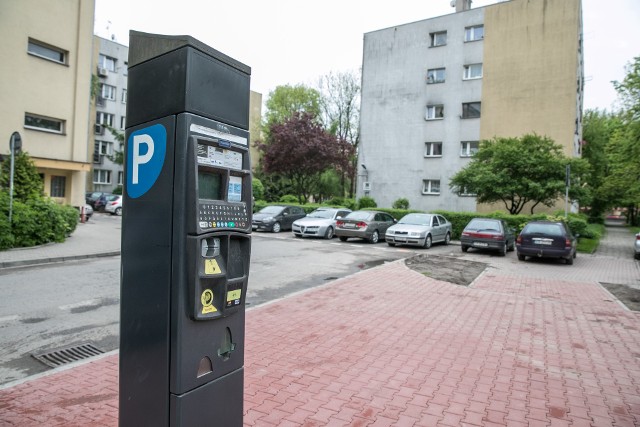 Gmina zawłaszczyła parking przy ul. Krasickiego i wyznaczyła na nim Strefę Płatnego Parkowania 