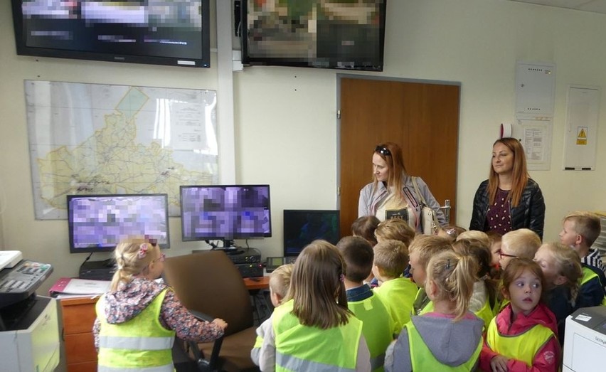 Prowadzący spotkanie policjanci opowiadali o swojej pracy...