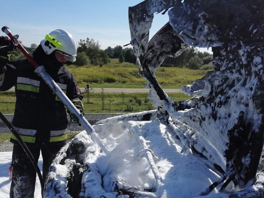 Pożar samochodu na A4 w Łące. Zablokowany był prawy pas ruchu [ZDJĘCIA OSP]