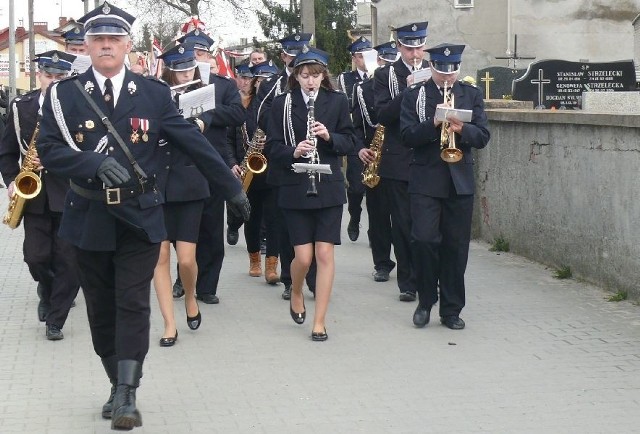 Na poniedziałkowej uroczystości patriotycznej we Włoszczowie zagrała Orkiestra Dęta Ochotniczej Straży Pożarnej z Konieczna.