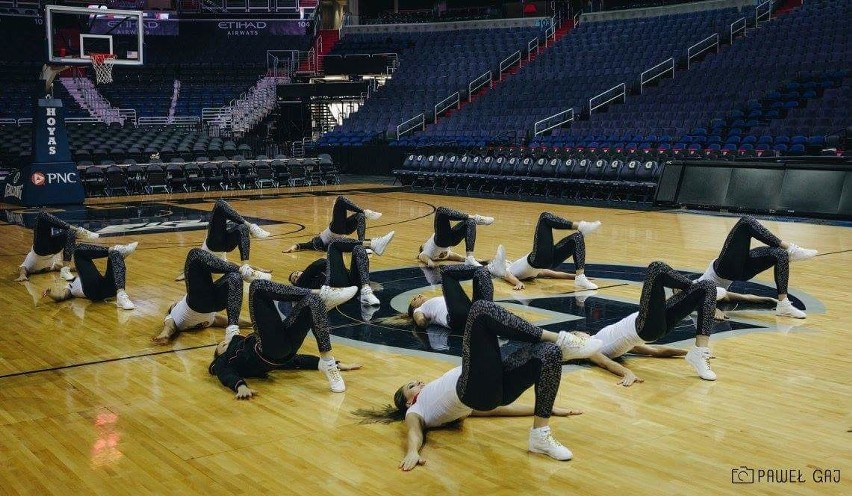 Maciej Gambit Turowski był w szatni cheerleaderek. I to przed meczem NBA! [zdjęcia]