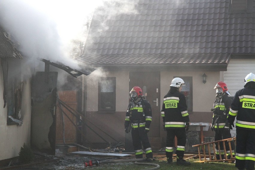 Radlin, gmina Górno. Pożar butli z gazem w domu mieszkalnym, jedna osoba ranna [ZDJĘCIA]