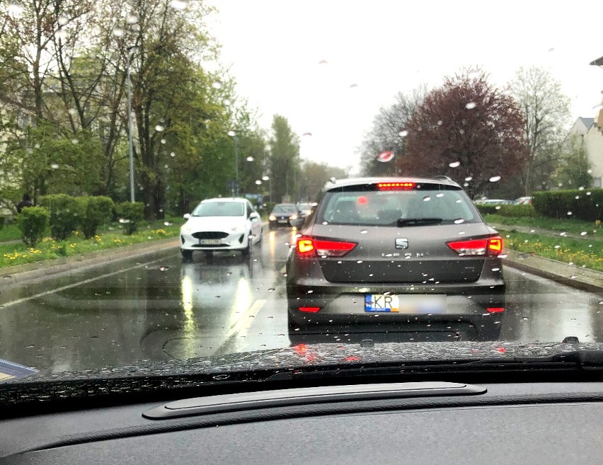 Kraków. Wypadek na obwodnicy miasta. Kierowcy w centrum utknęli w wielkich korkach [ZDJĘCIA]