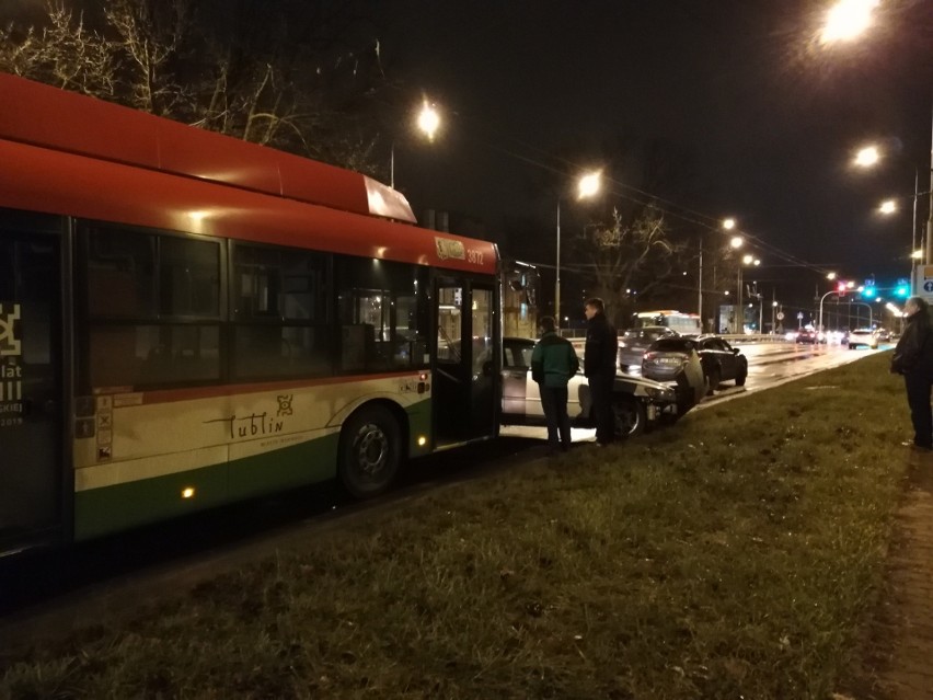 Kolizja na al. Kraśnickiej w Lublinie. Zderzyły się dwa samochody i trolejbus