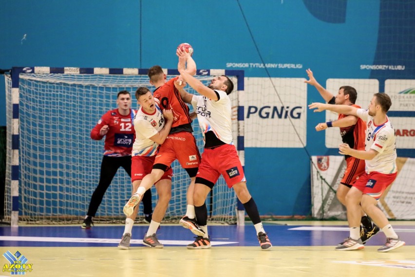 Piłkarze ręczni Azotów Puławy wygrali w piątek dwa mecze podczas turnieju w Mielcu i w sobotę zagrają w finale