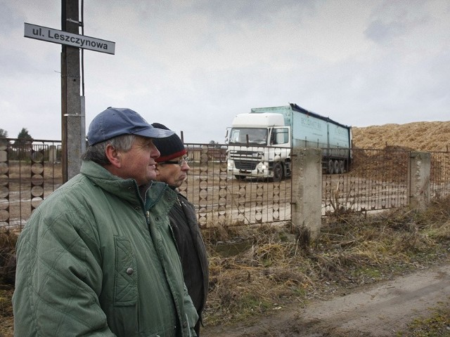 Codziennie ciężarówki zwożą wióry drzewne. Jest to uciążliwe - skarżą się Tadeusz Gąska (z lewej) i Ryszard Kozłowski.