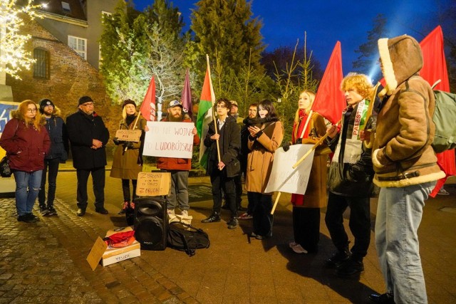 Protest Czerwonych Pomorze "Solidarni z Palestyną" pod Złotą Bramą w Gdańsku