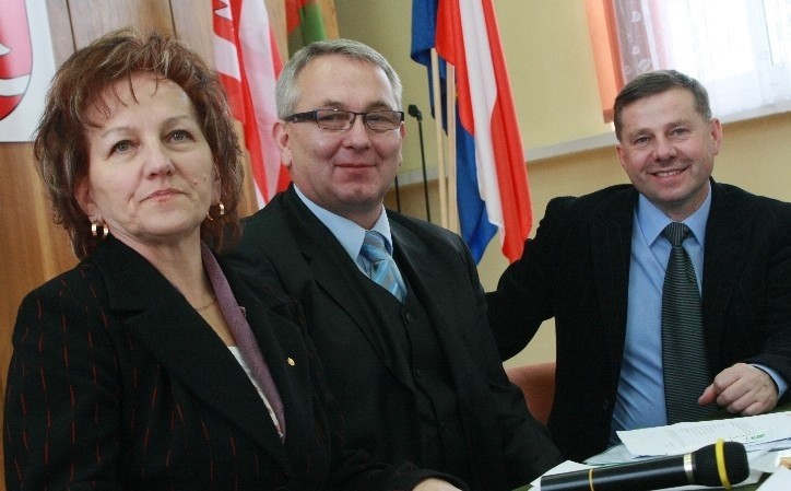Radą powiatu kierują (od lewej) Zofia Plewa, Lesław Hołownia...