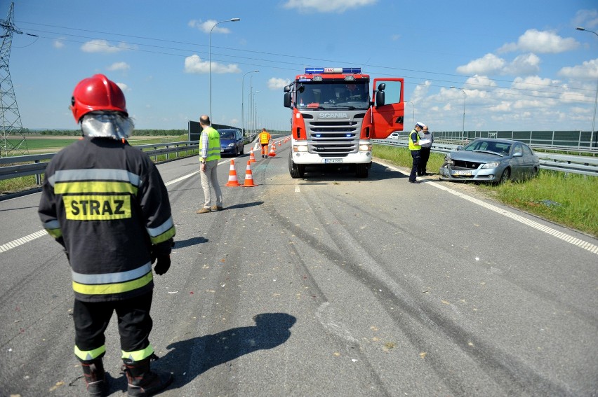 Wypadek na autostradzie w Świlczy. Autobus wjechał w toyotę 