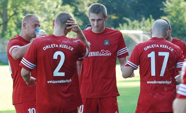 Daniel Gładysz (drugi z prawej) zdobył dwie bramki dla Orląt Kielce w niedzielnym  spotkaniu z Partyzantem Wodzisław